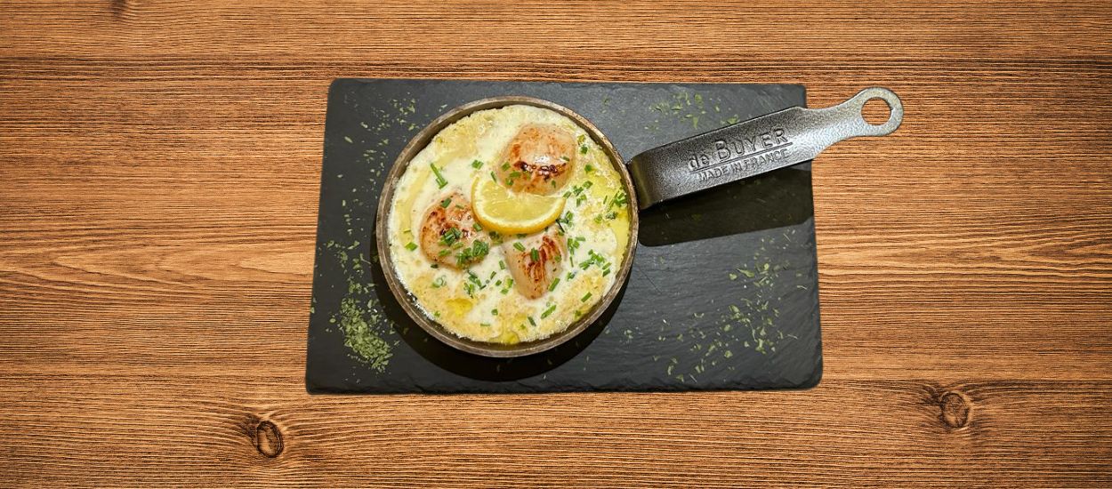 Une St Jacques en poêlée maison. Servie avec une sauce corail et ses poireaux